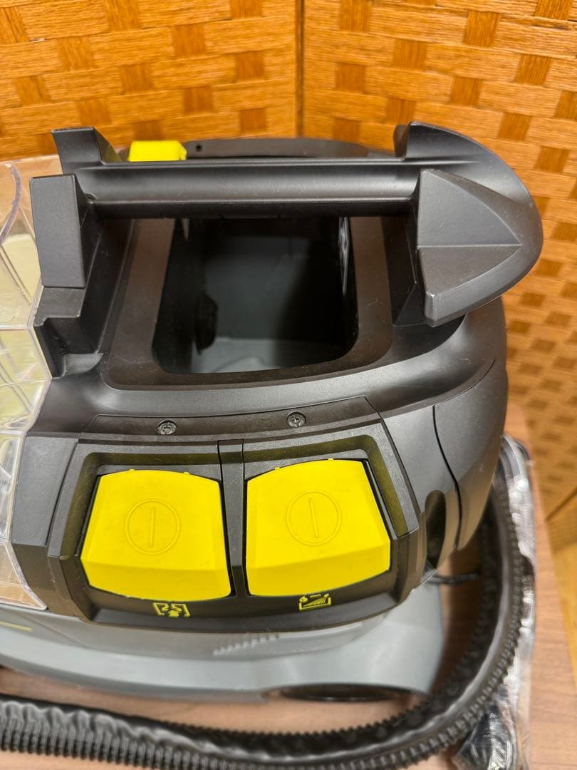 F038 KARCHER　カーペットリンス　クリーナー　Puzzi 8/1C