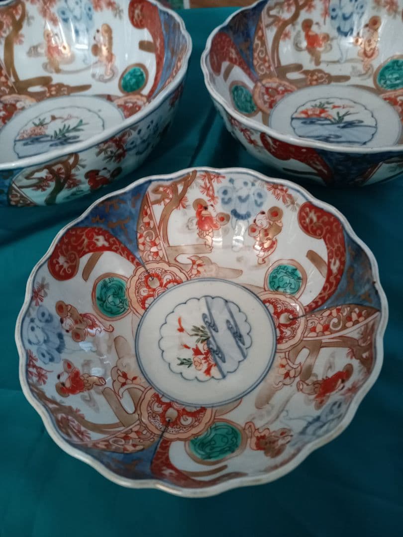 【古伊万里】　金彩染め付け　赤絵唐子人物絵　三ツ鉢揃い　菓子鉢　美術品　江戸期