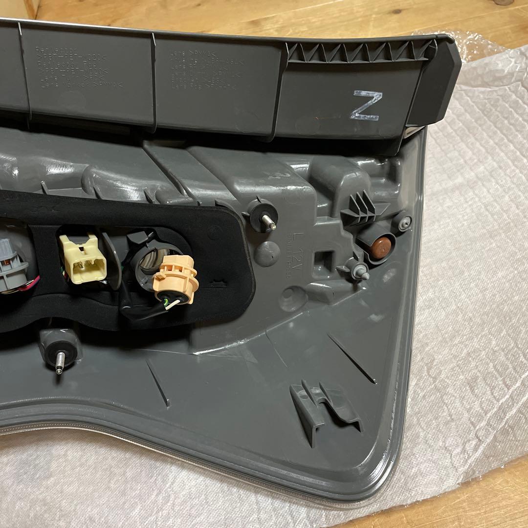 トヨタ純正プリウスα 左テールランプ　STANLEY47-46