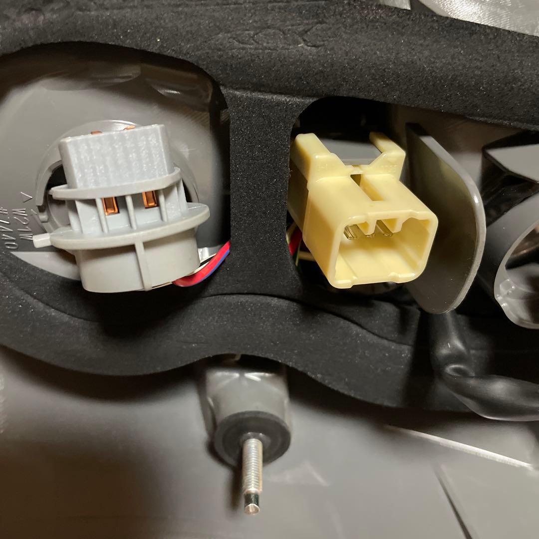 トヨタ純正プリウスα 左テールランプ　STANLEY47-46