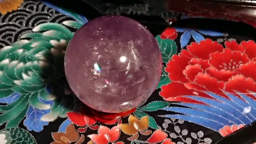 綺麗キラキラ虹入りアメジスト丸玉 60ミリ 真実の愛を守りぬく石 財運を招く
