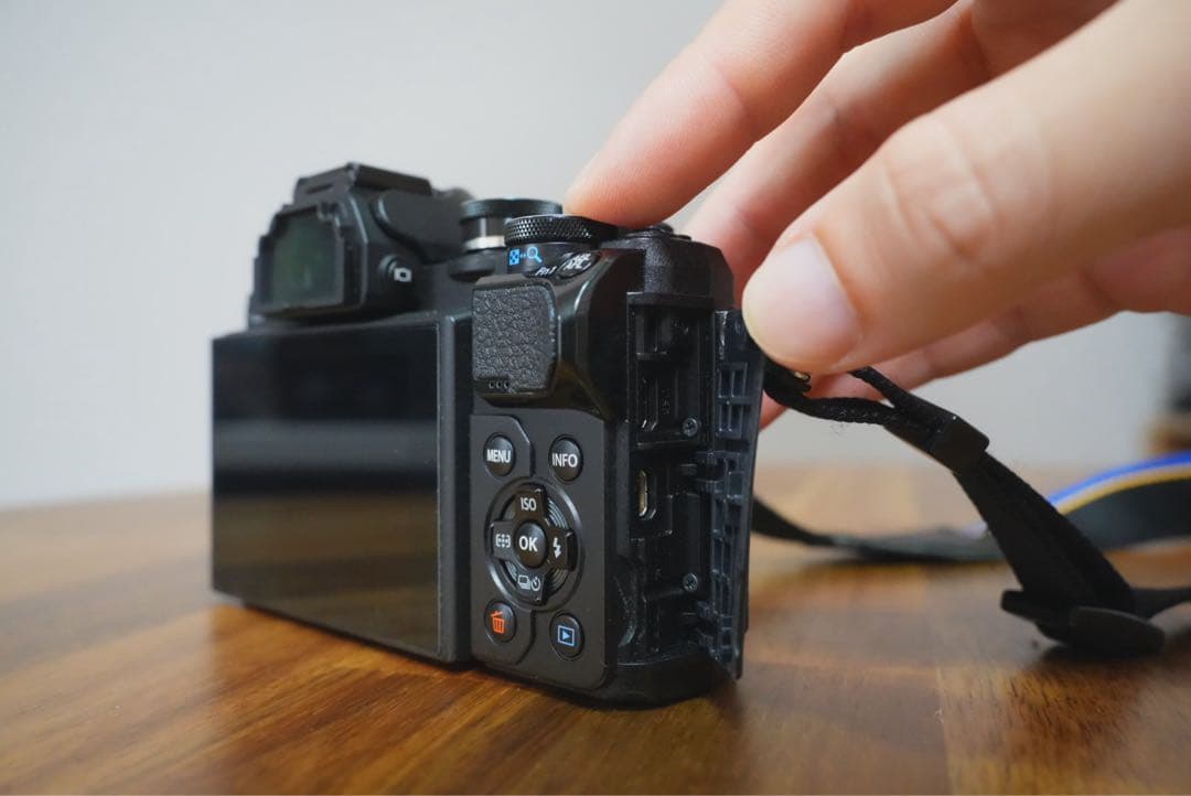 OLYMPUS OM-D E-M10 Mark III 本体+レンズ+SDカード