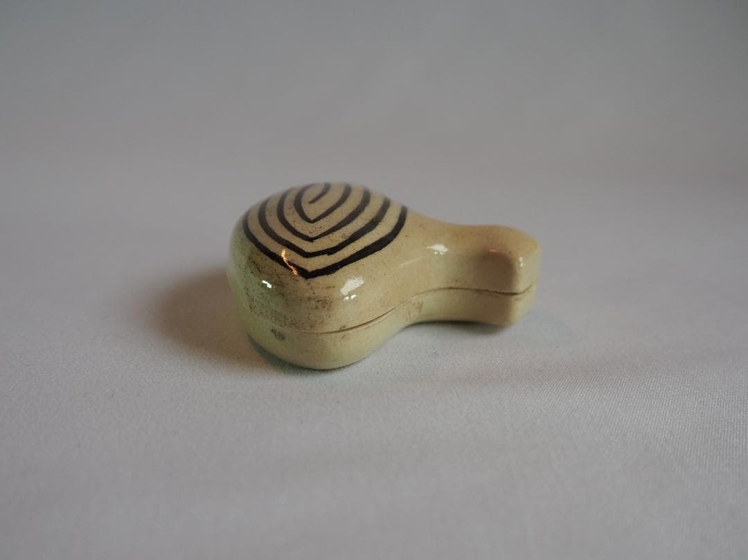 裏千家13世円能斎宗室御好み在印・14世淡々斎宗室御書付『独楽形香合』