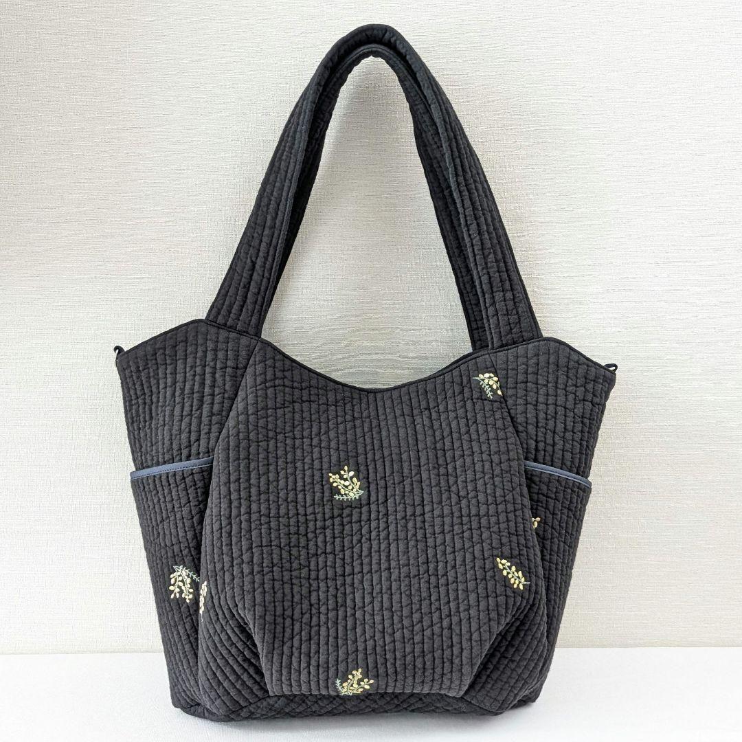 コロンとした　ヌビバッグ　ミモザ刺繍　ポケットたくさん　キーホルダー紐付