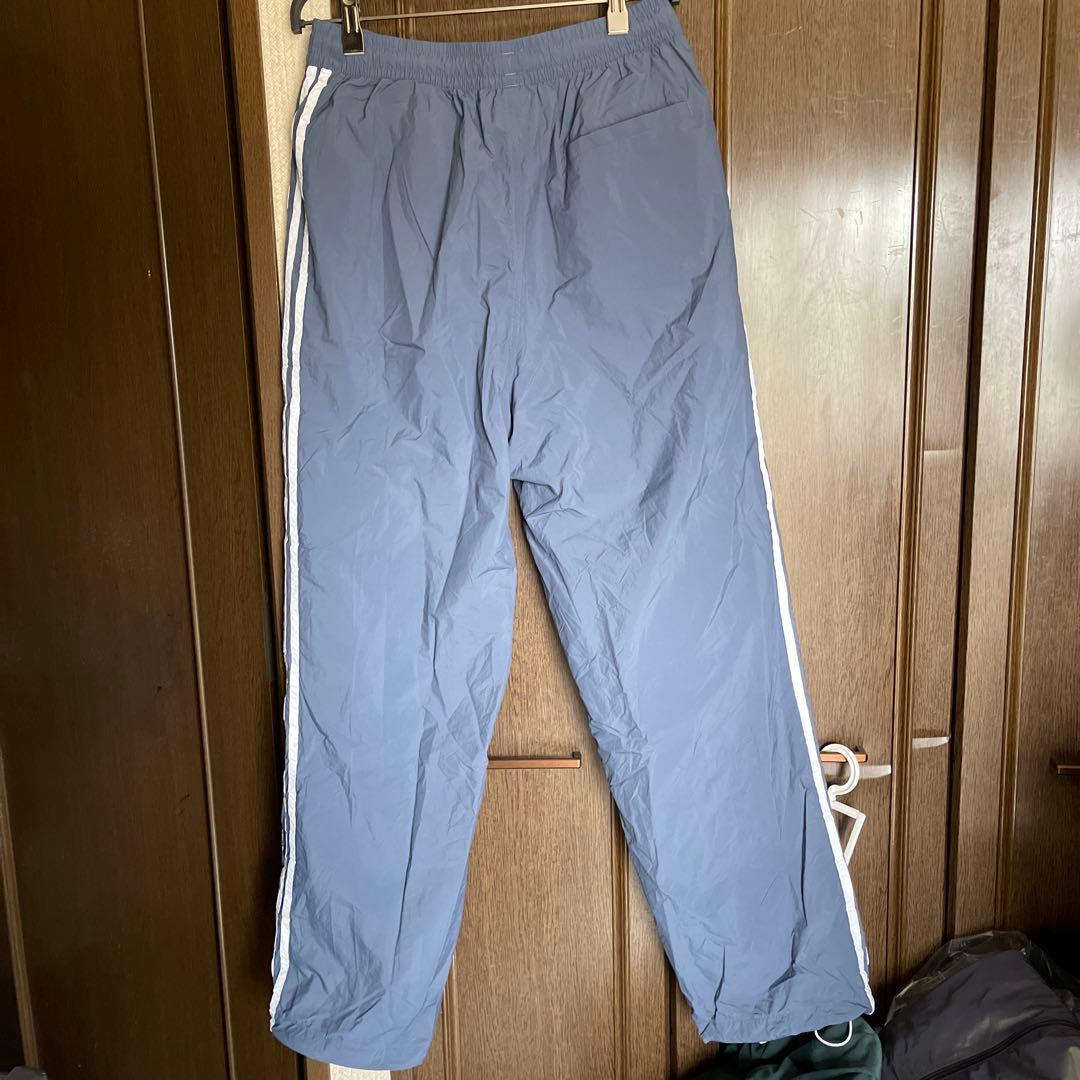 adidasトレフォイルロゴ　ブルーグレー ストライプ ナイロンジャージパンツ
