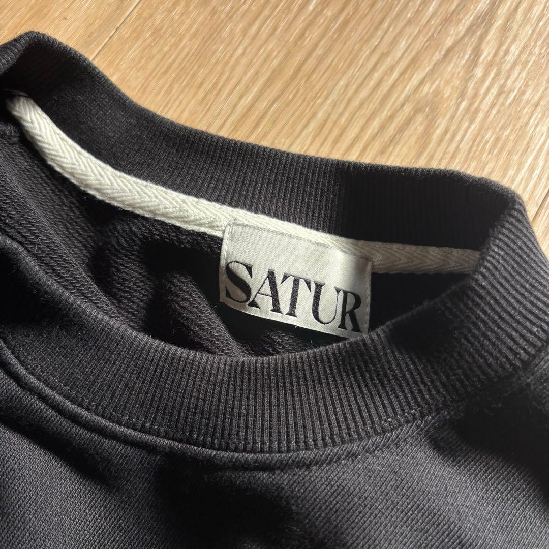 SATUR 刺繍スウェット