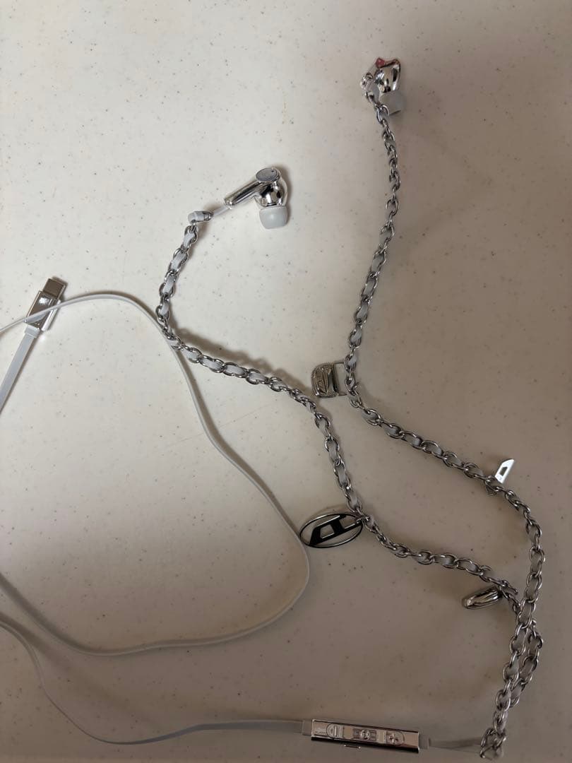 シルバー ツイストデザイン 有線イヤホン