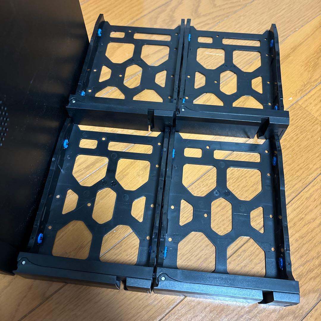 QNAP TVS-472XT 4ベイ NAS