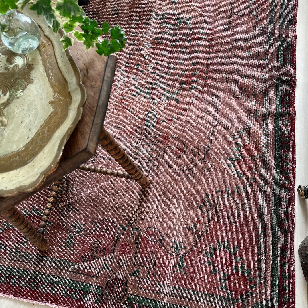 トルコヴィンテージラグA54 レア ブラウン オーバーダイラグ レッド グリーン