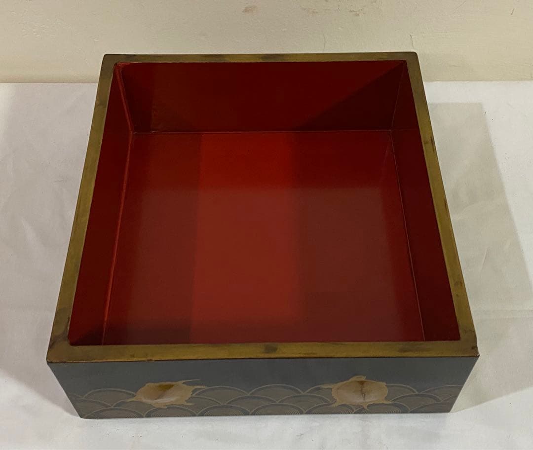 高蒔絵の亀と青海波の蒔絵が美しい段重