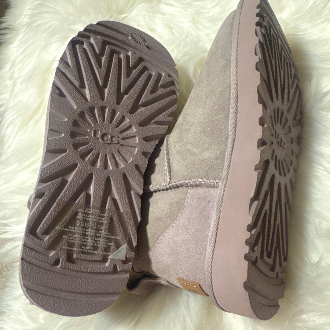 UGGピンクムートンショートブーツ