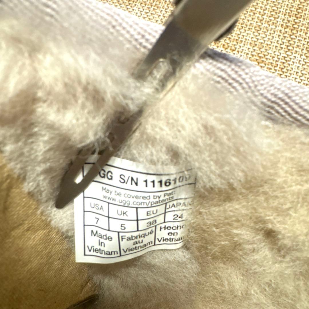 UGGピンクムートンショートブーツ