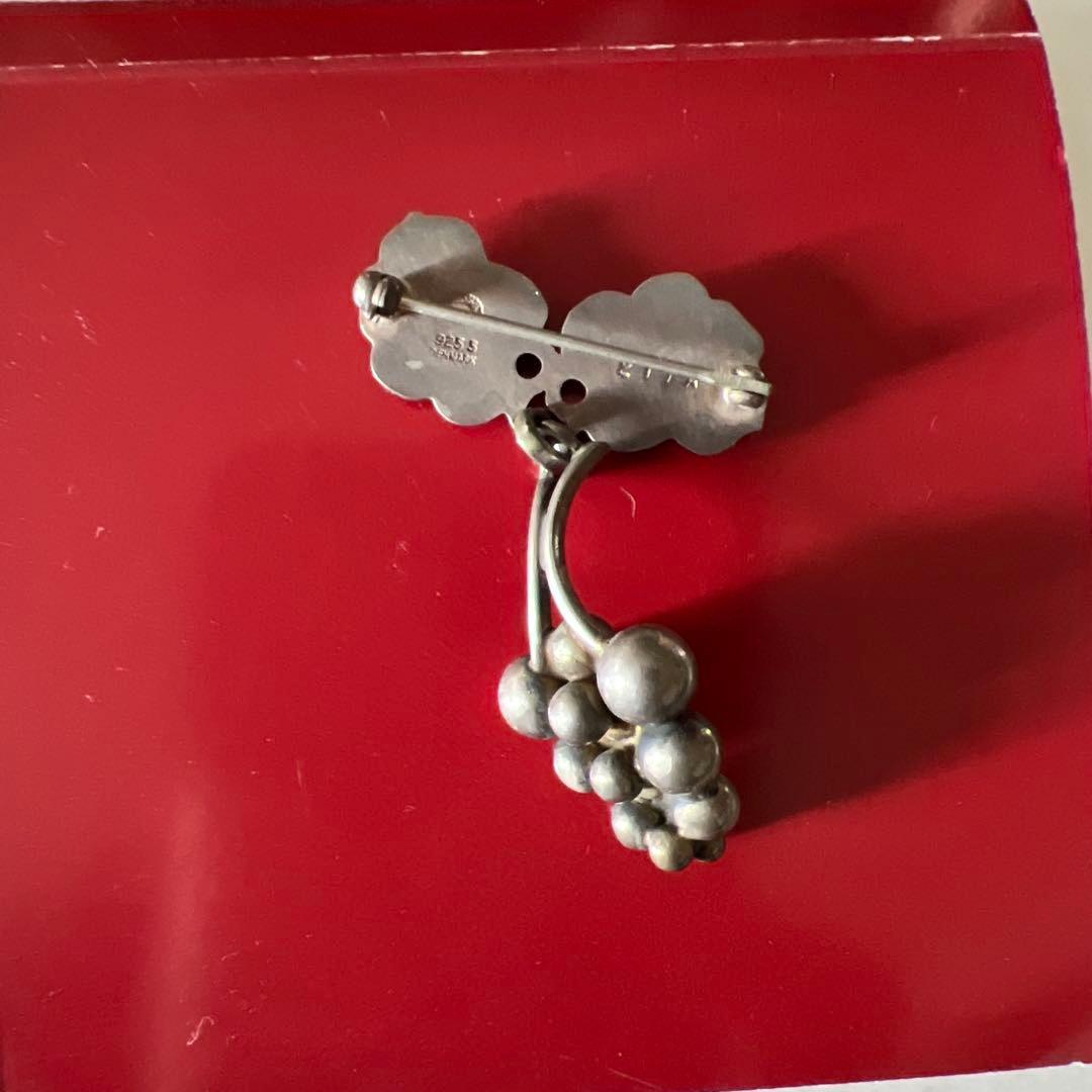 ジョージジェンセンの1992年イヤーペンダントでラピスラズリが使われ。￼