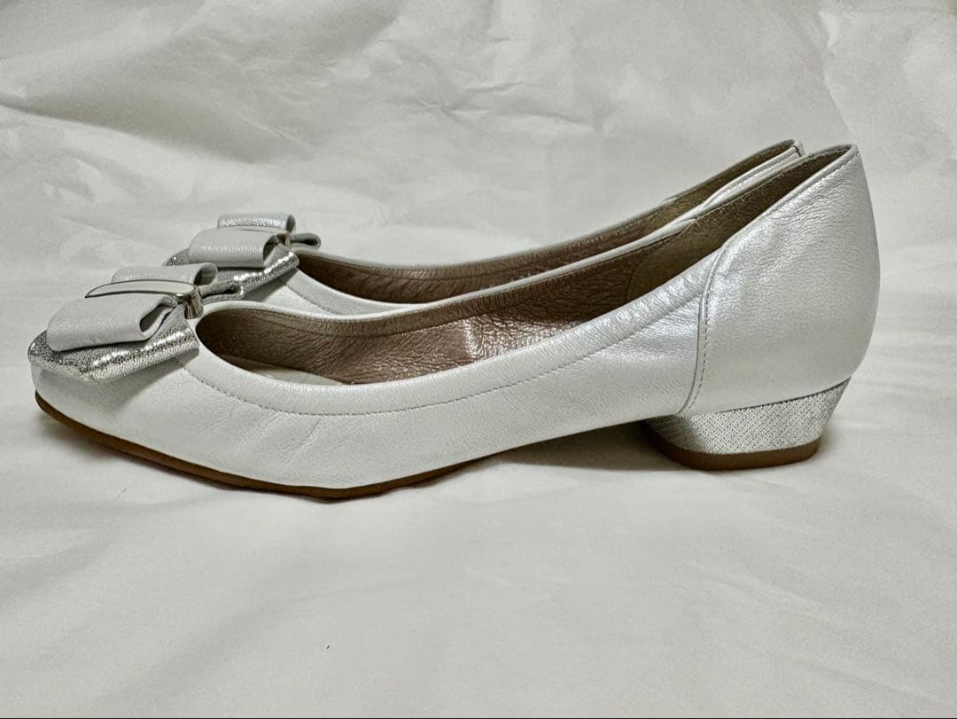 ❤️美品　DIANA ダイアナ ホワイト＆シルバー　リボン　23.5