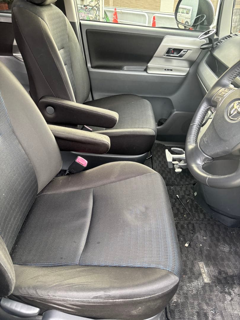 トヨタ Voxy 黒 ミニバン 5ドア