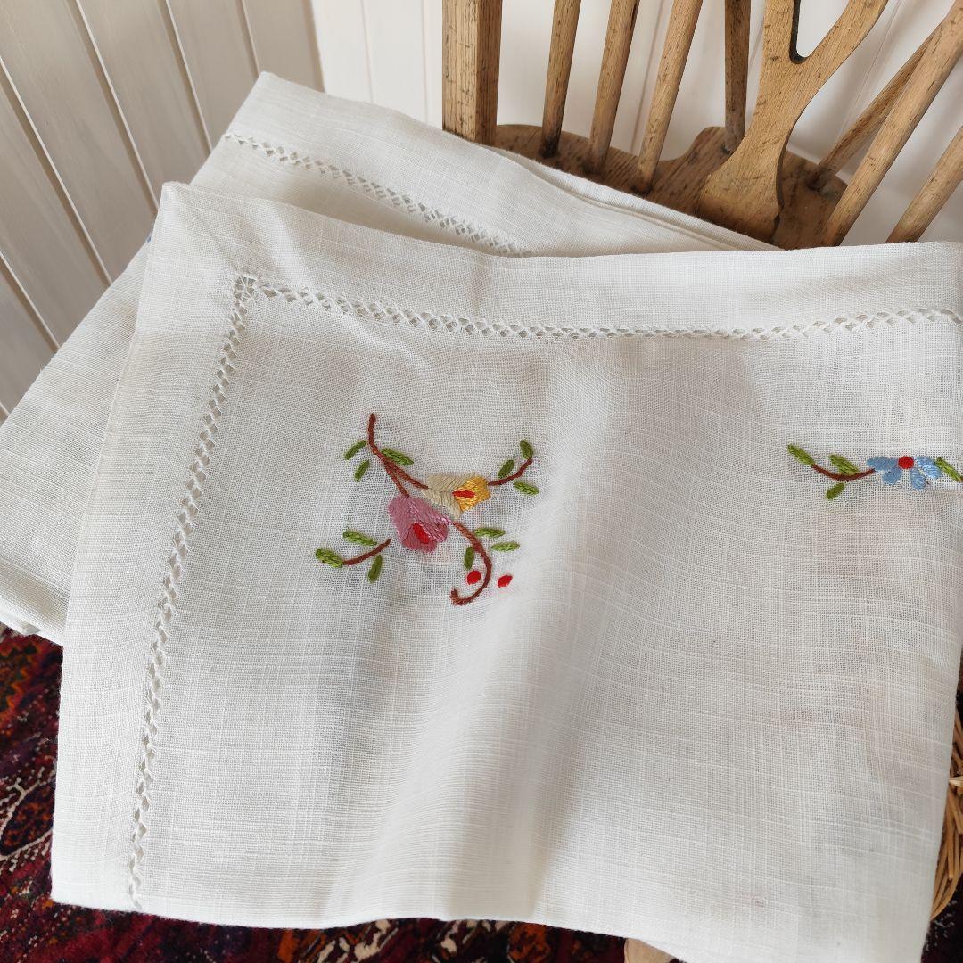 薔薇のモチーフ毛糸手刺繍　混紡リネン　大判テーブルクロス