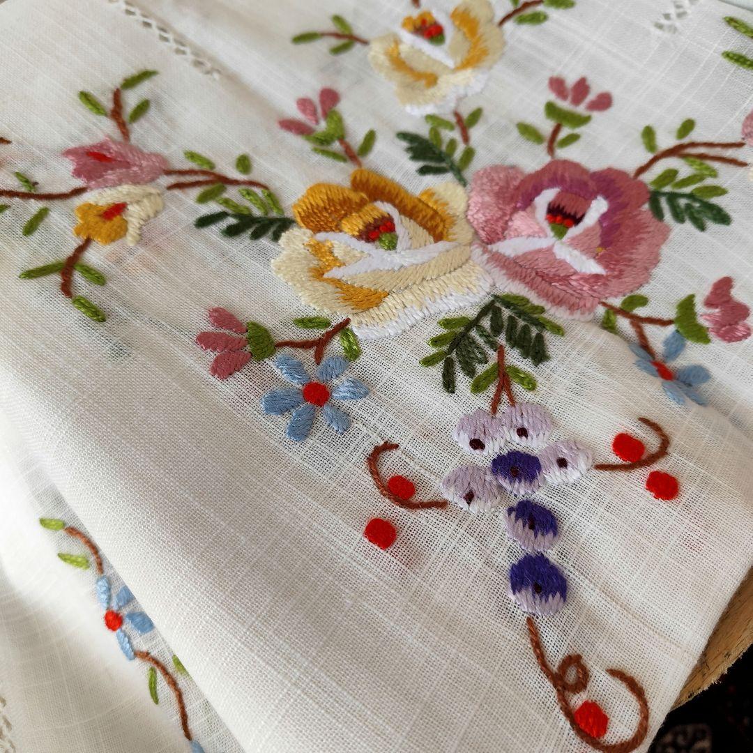 薔薇のモチーフ毛糸手刺繍　混紡リネン　大判テーブルクロス