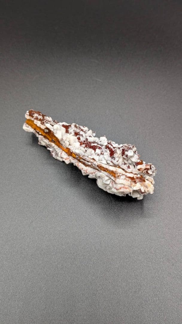 ナミビア ツメブ鉱山産 カルサイト on ゲータイト 共生鉱物標本