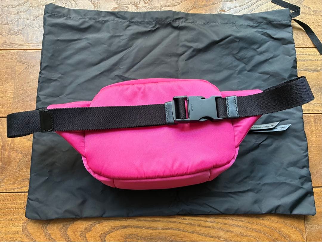 PRADA ピンク ナイロンボディバッグ