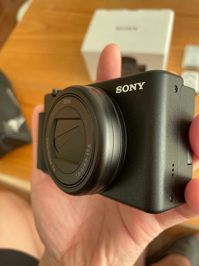 [美品]SONY ZV-1M2 + バッテリー x 5 (純正品)