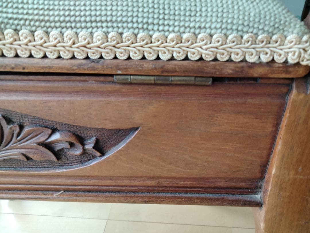 イギリスからの収納できるビンテ−ジスツ−ル、秘密の物入れ、刺繍