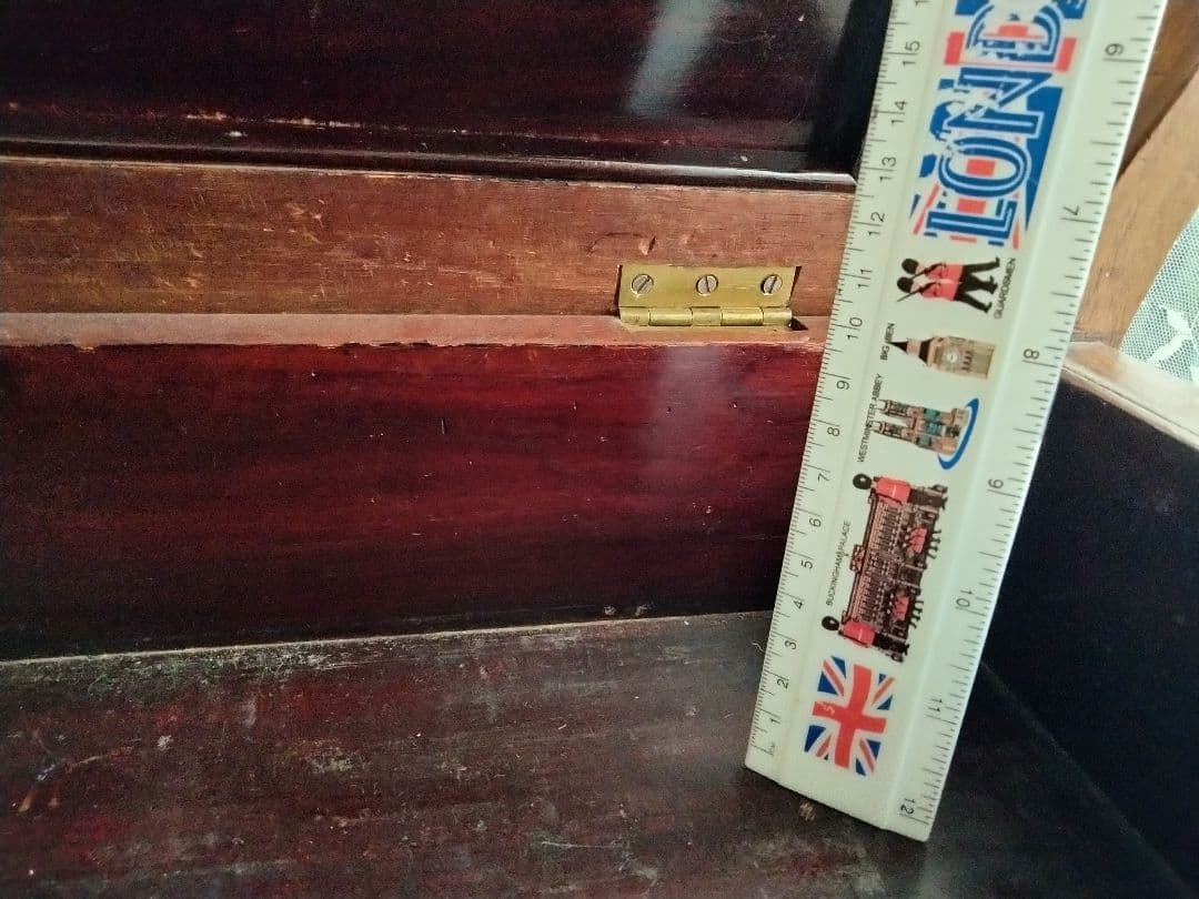 イギリスからの収納できるビンテ−ジスツ−ル、秘密の物入れ、刺繍