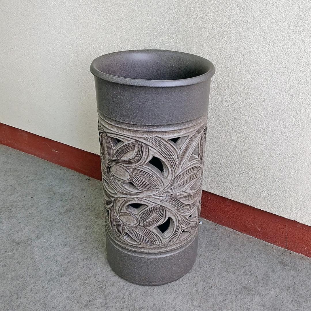 陶器傘立て　黒窯変唐草彫傘立　信楽焼　丸伊製陶　2-2920　傘約7本収納可能