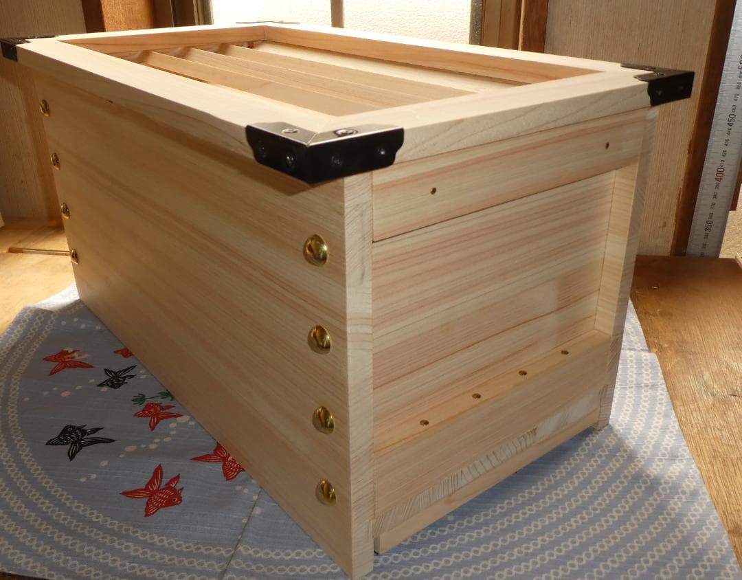 特別品 開運お賽銭箱（桧）中の見えない格子タイプ 金鋲　３７ めるめる