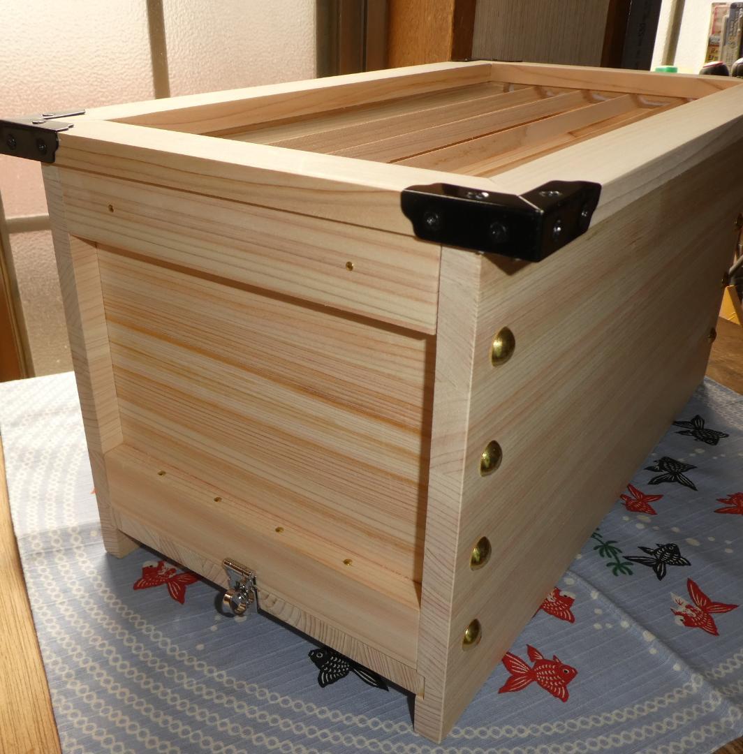 特別品 開運お賽銭箱（桧）中の見えない格子タイプ 金鋲　３７ めるめる