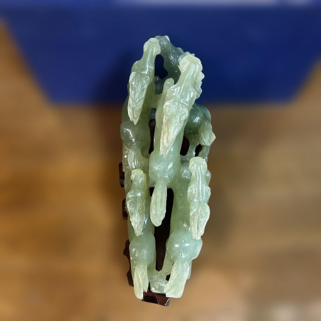 翡翠 馬の彫刻 木製台座，紺色の入れ物付き