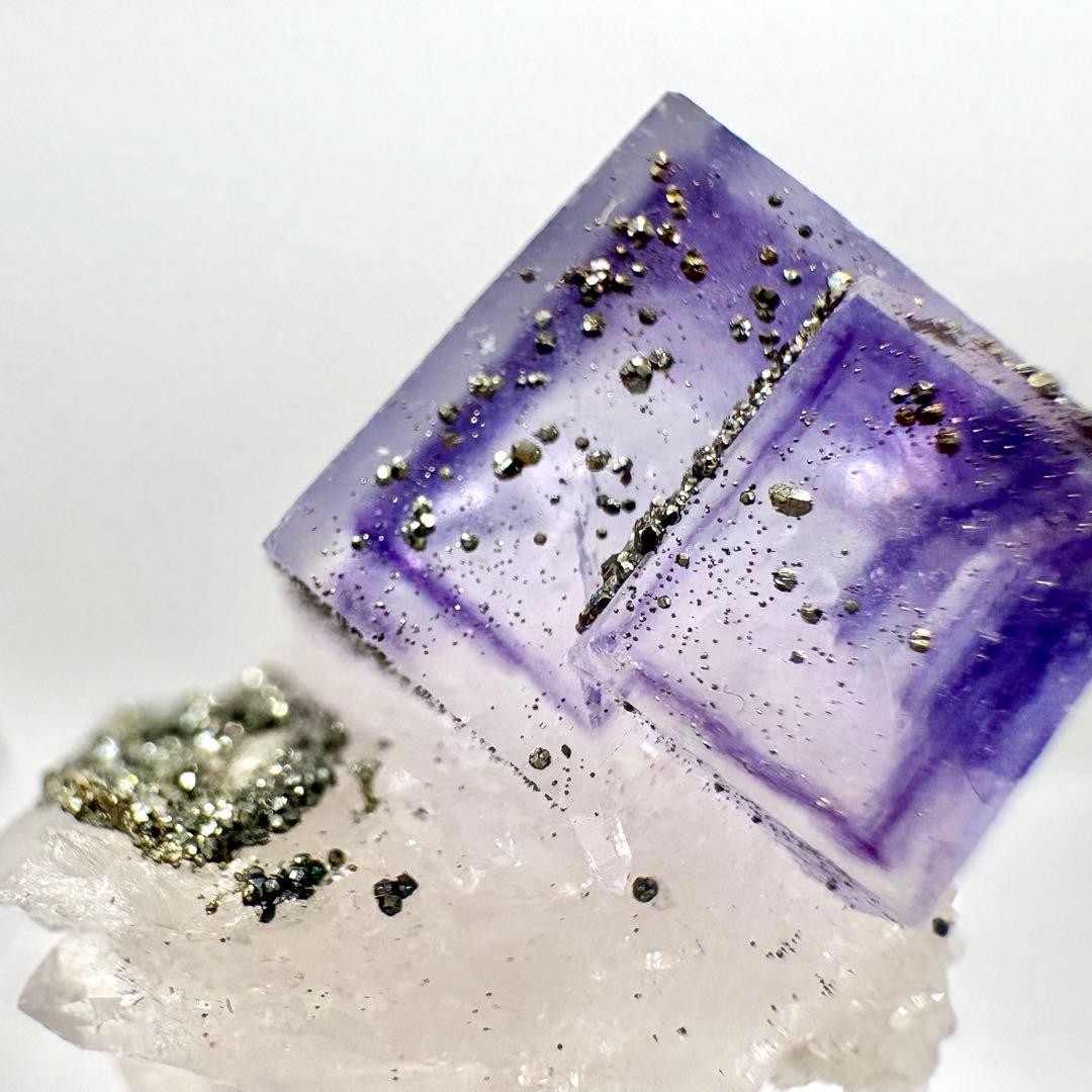 603 中国　ヤオガンシャン産　フローライト&パイライト&クォーツ