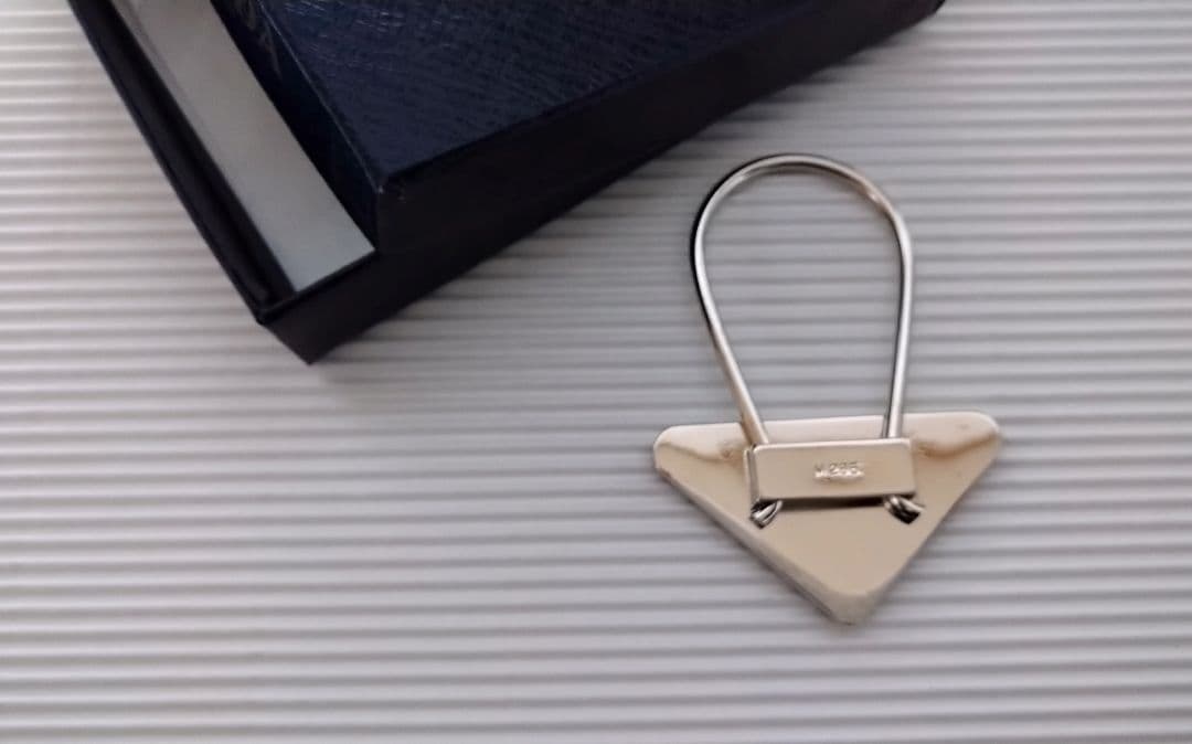 PRADA トライアングルキーホルダー 箱付き