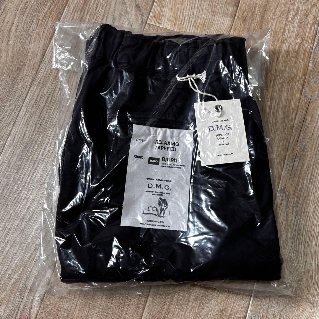 ドミンゴ DMG ISKO リラクシングテーパードパンツ　ネイビー