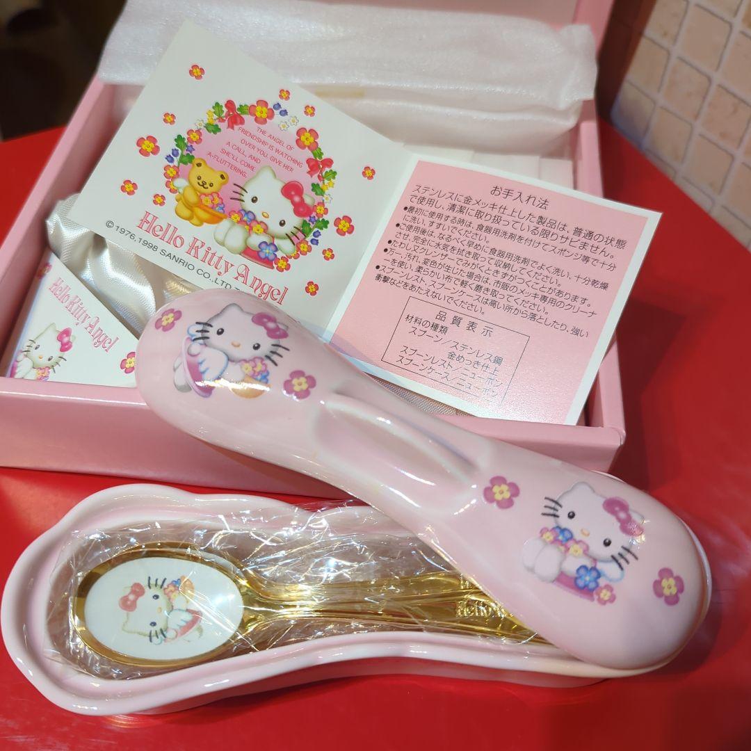 ハローキティのエンジェルキティシリーズのコーヒースプーンとスプーンレストのセット