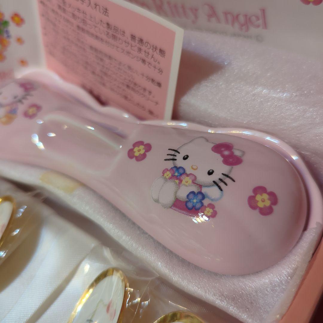 ハローキティのエンジェルキティシリーズのコーヒースプーンとスプーンレストのセット