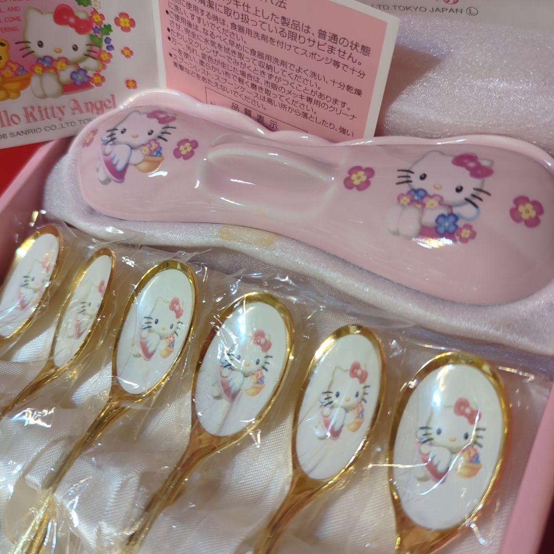 ハローキティのエンジェルキティシリーズのコーヒースプーンとスプーンレストのセット