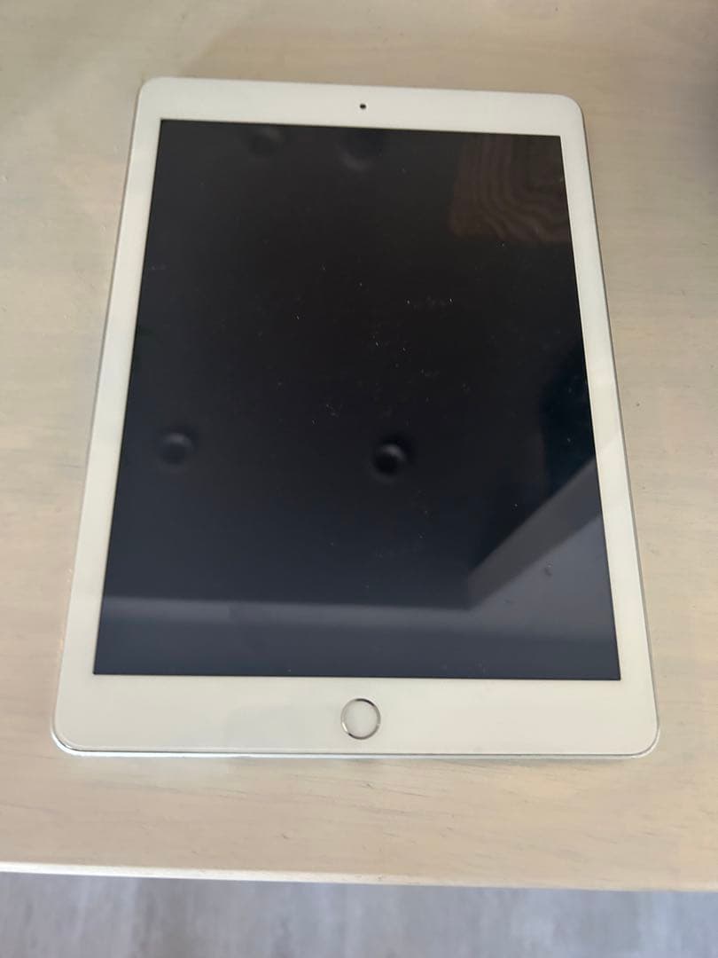 Apple iPad (第五世代)32GB シルバー(整備済み品)