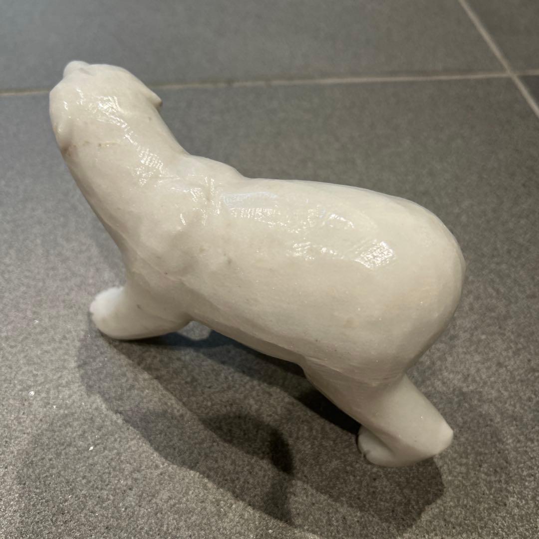 白色石のクマの置物