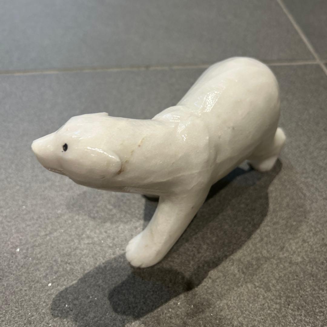 白色石のクマの置物