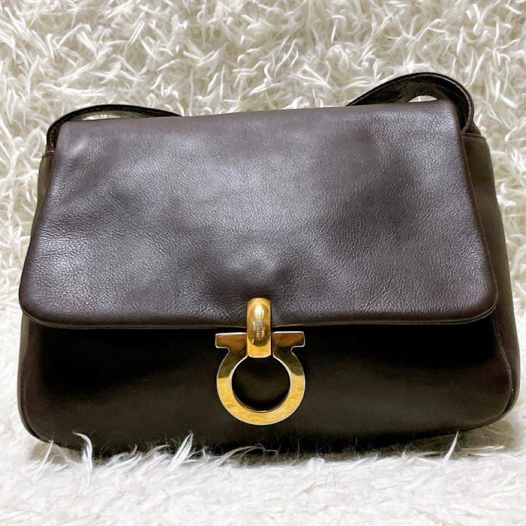 サルヴァトーレフェラガモ ガンチーニ レザーショルダーバッグ ゴールド金具