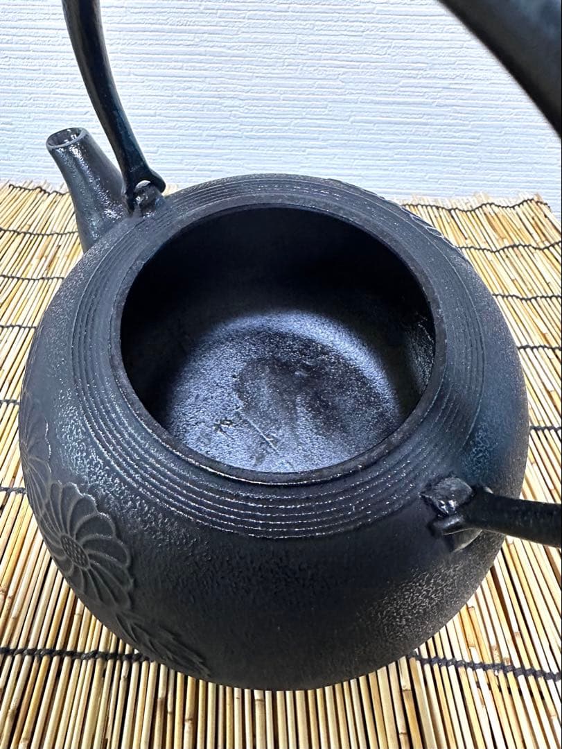 未使用品、供箱、栞付　南部及春南部宝星堂造　２２型　平丸菊　鉄瓶　南部鉄瓶