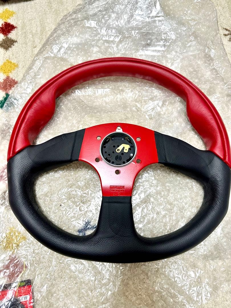 美品 MOMO ステアリング　コマンド2 レッド 35パイ