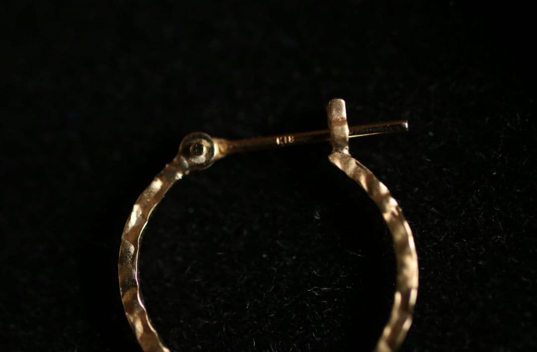 日曜限定割引 K18 イエローゴールド つや消し 槌目模様 フープピアス 片耳用