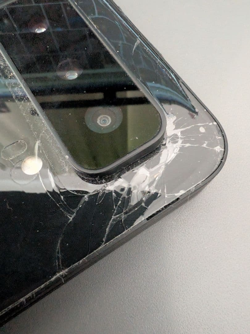 Microsoft Surface Duo2 外装に割れあり