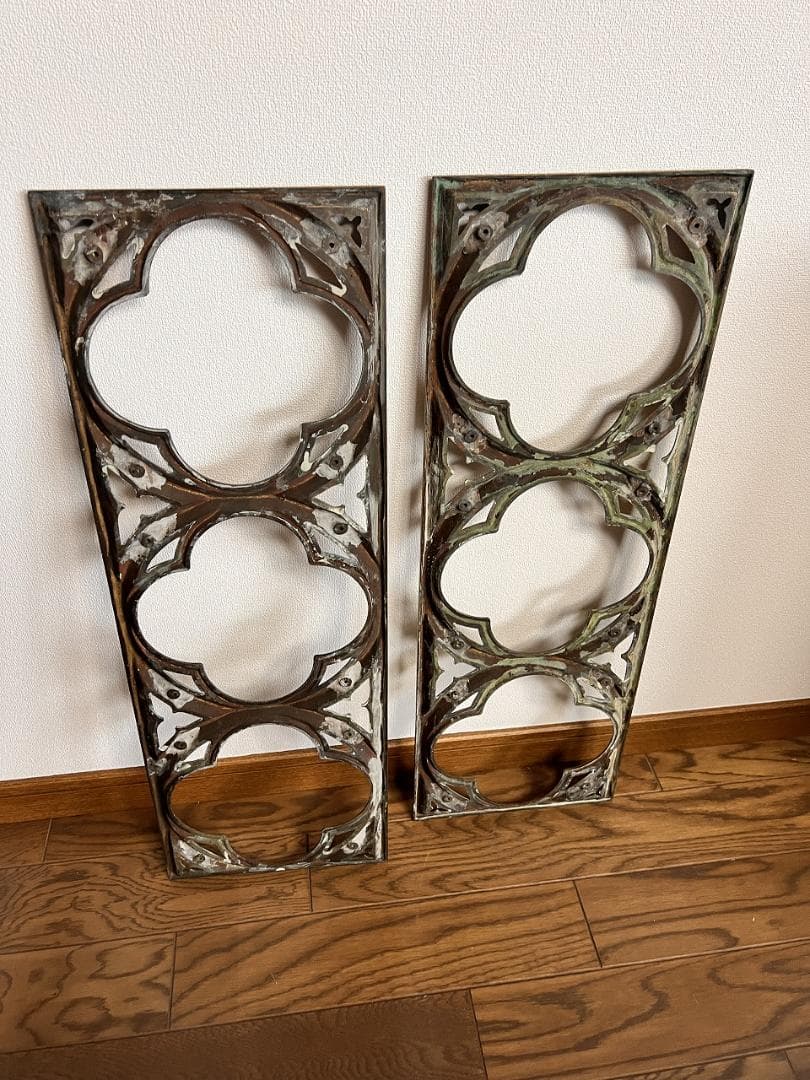 アーキテクチュラル・サルベージ 真鍮の飾り２個セット　窓飾