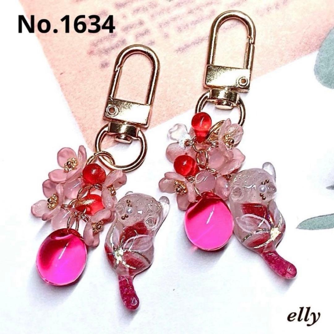 【ひな様】1625.天然石　水晶　和柄　牡丹　じゃれ猫　レジン　キーホルダー