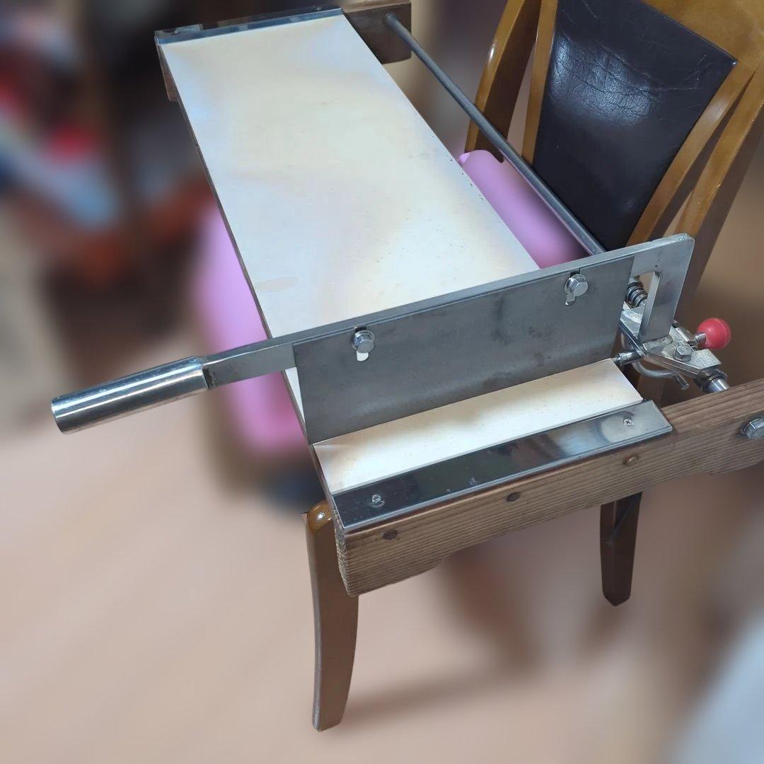 麺切りカッター　麺切り台　完動品　台の下部の横木が１本欠品