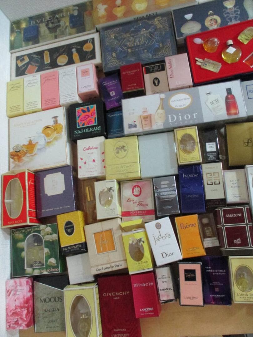 香水　ミニボトル　メルカリ史上最高個数ミニボトルセット　１１００個以上 ラスト