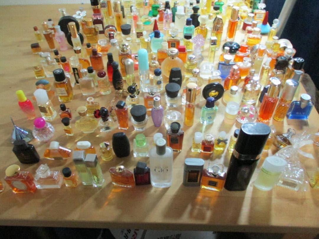 香水　ミニボトル　メルカリ史上最高個数ミニボトルセット　１１００個以上 ラスト