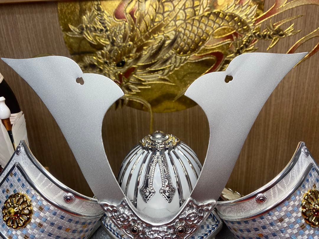 東京久月　五月人形　シルバー兜飾り　白木パノラマクリルケース入